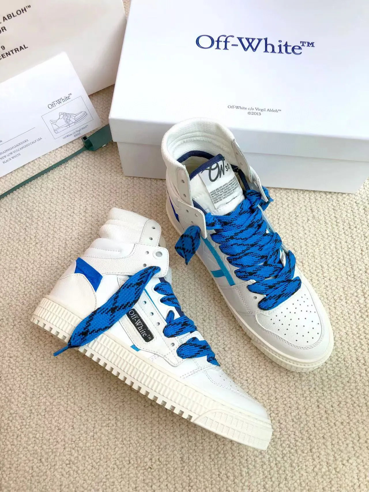 Men's shoes💰620 OFF WHITE ⚡️Couple style⚡️🍓New color🍓 The latest spring model of Gaobang street casual Martin style masterpiece, released the highest quality version on the market 👊 Series original mold opening, original lasting, production technology 1:1 original ➰🔜The best choice for more and more celebrities and Internet celebrities🔸In the classics Changes in the code🔸Innovate in the trend🔸Strive to break away from the shackles of bad street design🔝Although he is not the originator of fashion design, he is definitely a shining dark horse in avant-garde design🐴🆙Do not follow the trend🔅Not universal beauty🔅 Fabric💯First-layer cowhide Lining💯Imported skin-friendly and environmentally friendly polyester mesh Foot pads💯Original molded high-elastic environmentally friendly molding pads Midsole💯Original sleeve lasting process Outsole💯Rubber outsole Packaging💯Official website synchronizes a full set of packaging (brand wrapping paper, brand certificate, brand bag) code number 35-44, 45 customized